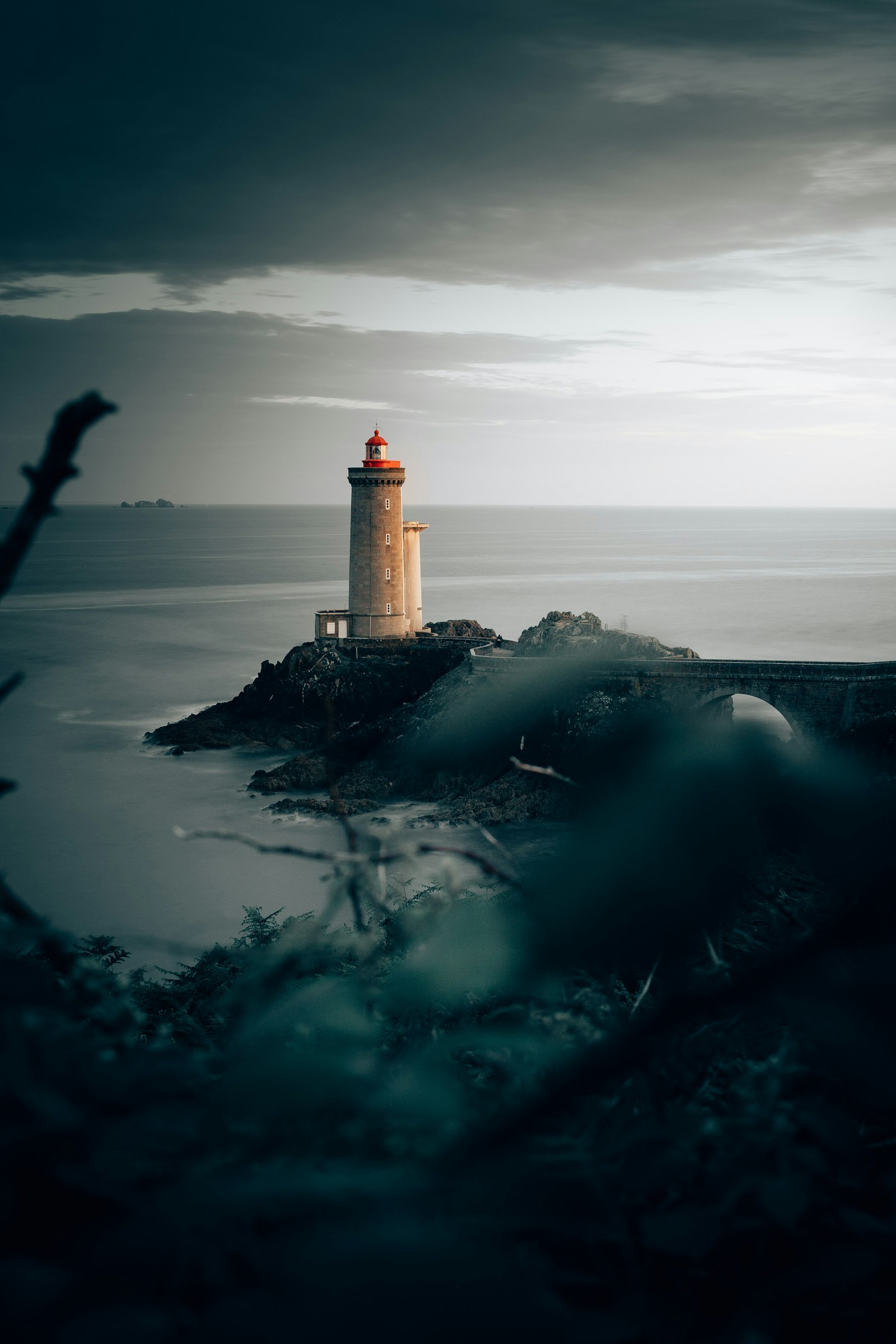 Phare dans la brume bretonne au bord de la mer